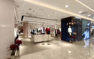 服飾道具-拉絲啞金和展柜道具交付后場景圖